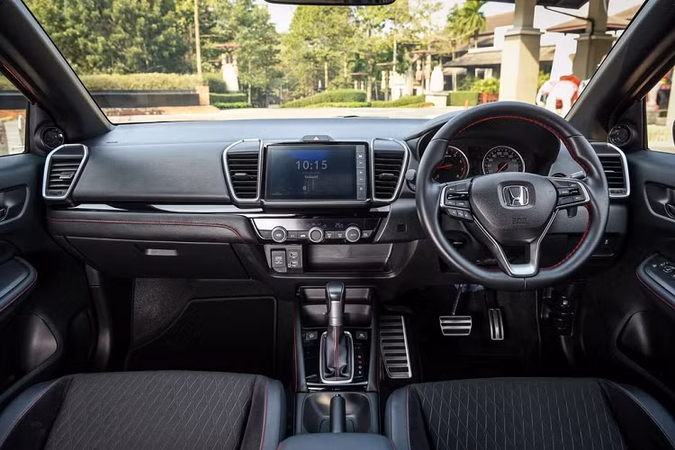 Trong khi đó, nhờ kích thước dài hơn và rộng hơn so với đời cũ, City 2020 có được không gian nội thất rộng rãi hơn và nhiều cập nhật hiện đại như vô lăng 3 chấu được làm lại, cửa gió điều hòa thiết kế nằm dọc. Không rõ phiên bản Việt Nam liệu có màn hình giải trí 8 inch hay không, nếu có thì mẫu sedan hạng B sẽ còn hấp dẫn hơn nữa.