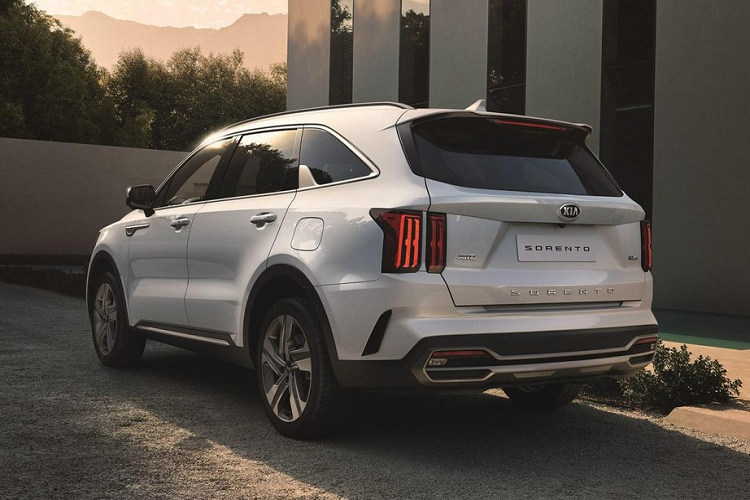 Về động cơ, trang Korean Car Blog (Hàn Quốc) cho biết Kia Sorento 2021 sẽ được trang bị động cơ xăng 2.5L hút khí tự nhiên, hộp số sàn hoặc số tự động 6 cấp. Bản động cơ xăng tăng áp 1.6L sẽ sử dụng hộp số tự động 6 cấp, dẫn động 2WD và 4WD. Còn lại bản động cơ diesel 2.2L được gán nhãn mới “R” với hộp số tự động ly hợp kép 8 cấp, dẫn động 2WD hoặc 4WD.