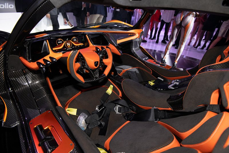 Nếu so sánh với chiếc IE đầu tiên thì Apollo IE Orange Dragon mới có phần ít “lòe loẹt” hơn nhưng vẫn giữ được sự chú ý như trên Golden Dragon. Xe vẫn sử dụng bộ mâm năm chấu kép đen mờ kết hợp cùng ốc khóa tâm màu cam nổi bật.