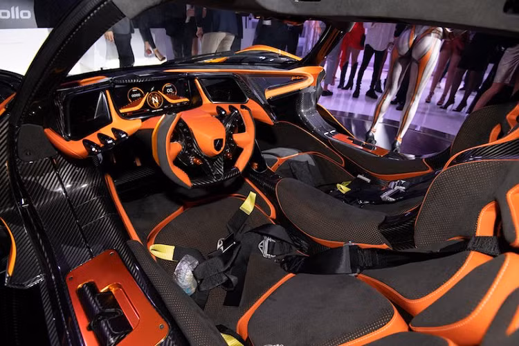 Nếu so sánh với chiếc IE đầu tiên thì Apollo IE Orange Dragon mới có phần ít “lòe loẹt” hơn nhưng vẫn giữ được sự chú ý như trên Golden Dragon. Xe vẫn sử dụng bộ mâm năm chấu kép đen mờ kết hợp cùng ốc khóa tâm màu cam nổi bật.