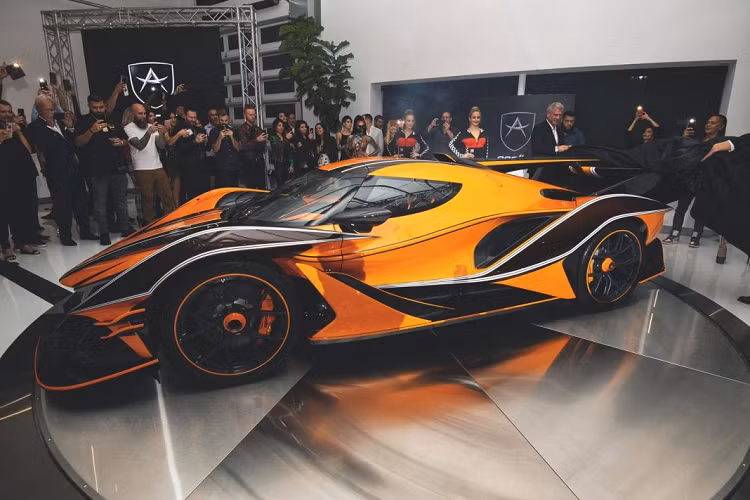 Chiếc Apollo Intensa Emozione mới này (IE) sở hữu ngoại thất với màu cam làm chủ đạo, cùng với đó là nhiều chi tiết bằng sợi carbon đậm màu, được ngăn cách bởi những đường viền màu trắng và màu cam. Dễ dàng nhận thấy, phối màu này khiến chiếc xe trở nên nổi bật, làm các đường nét cắt xe cũng như các chi tiết khí động học trở nên rõ nét hơn.