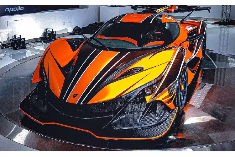 Apollo IE có khung gầm bằng sợi carbon hoàn toàn mới được hãng hợp tác phát triển với HWA AG và Capricorn Group. Không chỉ có khung monocoque bằng sợi carbon mà các khung phụ và phần chịu va của xe cũng được làm từ vật liệu nhẹ này và đạt chuẩn phân khúc LMP2 của FIA. 