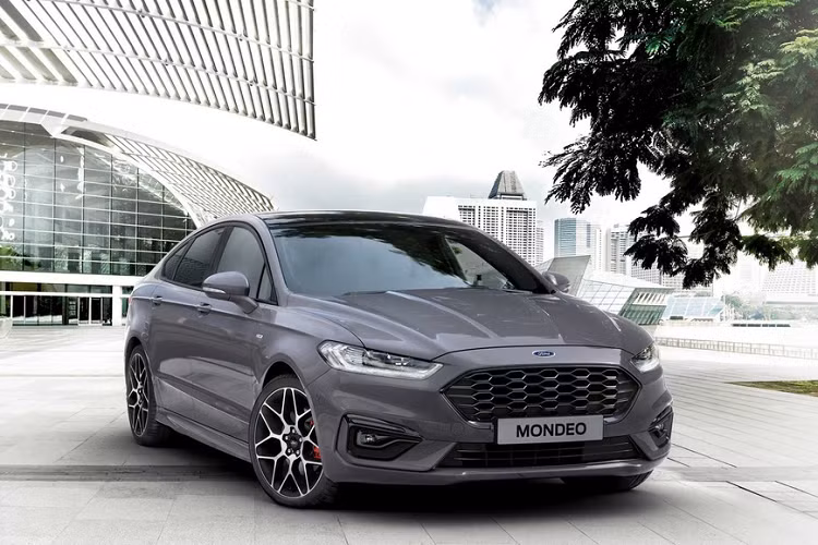 Cụ thể, Mondeo hybrid cung cấp cho người dùng lựa chọn biến thể sedan hoặc wagon - loại xe được ưa chuộng tại châu Âu. Ford cho biết nhu cầu sở hữu phiên bản điện hóa của Mondeo sau 7 tháng đầu năm nay đã tăng 25% so với năm 2019.