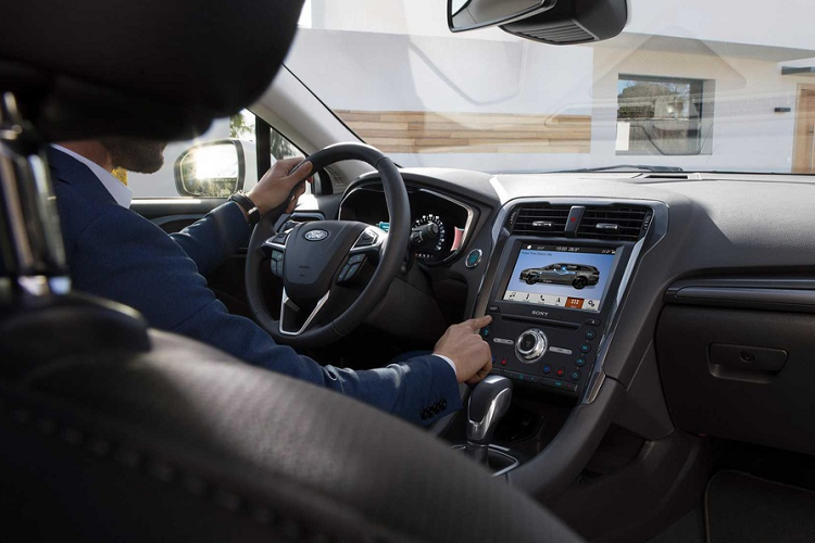 Như vậy, Ford Mondeo 2021 đã không còn sử dụng động cơ xăng đốt trong truyền thống. Xe chỉ có phiên bản hybrid (động cơ xăng và mô-tơ điện) hoặc dùng động cơ diesel.