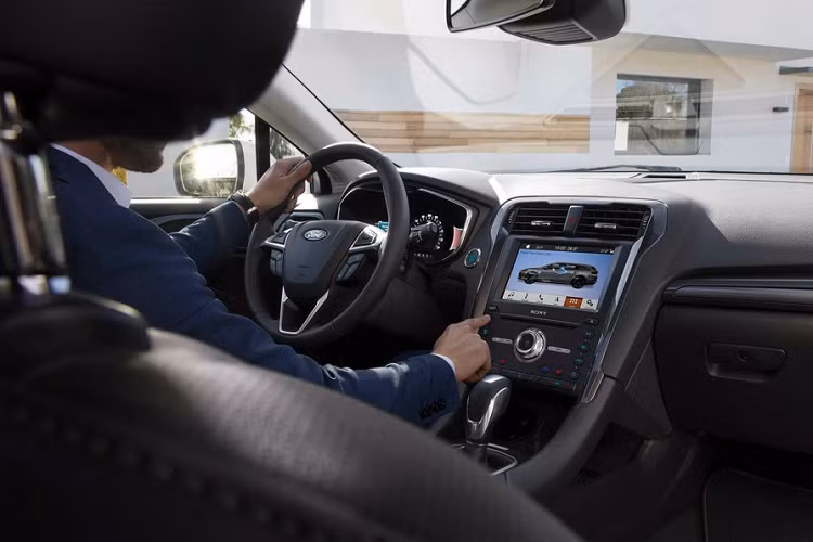 Như vậy, Ford Mondeo 2021 đã không còn sử dụng động cơ xăng đốt trong truyền thống. Xe chỉ có phiên bản hybrid (động cơ xăng và mô-tơ điện) hoặc dùng động cơ diesel.