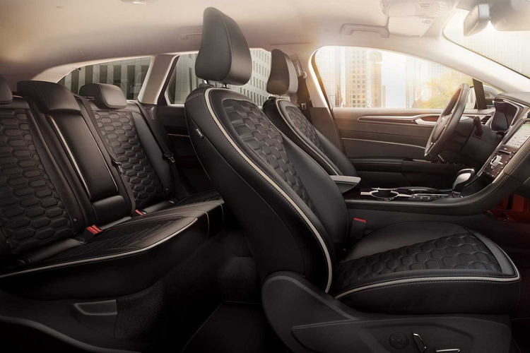 Ford Mondeo hybrid 2021 được trang bị động cơ xăng nạp khí tự nhiên 2.0L, đi kèm bộ pin 1,4 kWh và một mô-tơ điện. Tổng công suất tối đa của hệ thống động cơ này là 187 mã lực.