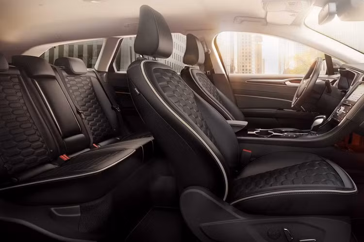 Ford Mondeo hybrid 2021 được trang bị động cơ xăng nạp khí tự nhiên 2.0L, đi kèm bộ pin 1,4 kWh và một mô-tơ điện. Tổng công suất tối đa của hệ thống động cơ này là 187 mã lực.