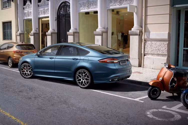 Mức giá xe Ford Mondeo 2021 hiện chưa được công bố chính thức, người dùng sẽ phải chờ đến ngày ra mắt vào cuối năm sau. Mang tên mã CD542, Mondeo thế hệ thứ 5 sẽ là một mẫu xe toàn cầu của Ford. Nhiều khả năng, xe sẽ mang kiểu dáng wagon, đi kèm động cơ plug-in hybrid.