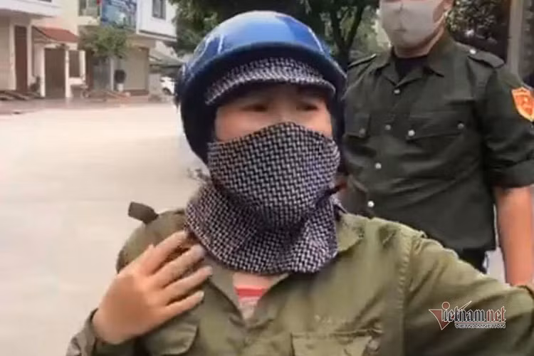 Chi ban rau ke viec bi nu Pho chu tich phuong noi 'con dien nay'-Hinh-2