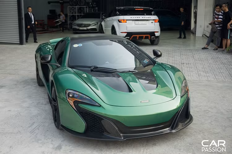 Ngoài ra anh Hiếu còn cho biết thêm, điểm cộng của việc sơn lột chính là lớp sơn có thể đi vào những chi tiết góc cạnh như phía trong cánh cửa hoặc các hốc gió mà không nhiều đơn vị dán decal có thể thi công được. Lớp sơn đặc biệt này có thời gian sử dụng từ 3-5 năm và có thể bóc ra bất cứ lúc nào chủ nhân muốn.