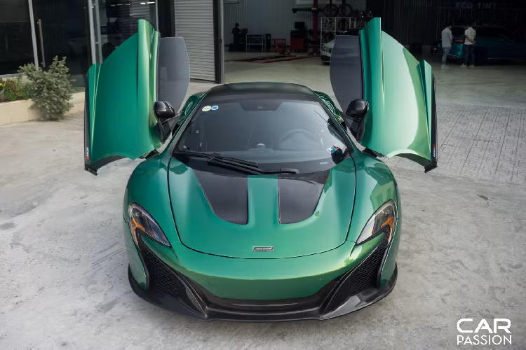 Nếu như từ trước đến nay, việc đổi màu xe chỉ có 2 phương pháp chính là sơn mới hoặc dán decal thì chiếc McLaren 650S Spider đổi màu trong bài viết này lại bằng phương pháp sơn lột. Chắc hẳn khái niệm “sơn lột” còn khá lạ lẫm tại nước ta, thực tế phương pháp sơn lột được rất nhiều người chơi xe trên thế giới ưa chuộng từ nhiều năm về trước và được biết đến rộng rãi với thương hiệu DipYourCar.