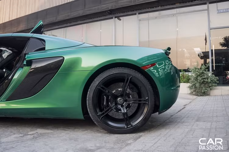 Âm thanh mà hệ thống ống xả độ này mang lại có phần uy lực và đanh hơn chi tiết nguyên bản, khiến cho chúng ta có cảm giác như đang nghe tiếng máy của một mẫu siêu xe sử dụng động cơ hút khí tự nhiên chứ không phải âm thanh của động cơ tăng áp trên các siêu xe của McLaren. Ngoài ra xe còn được remap bởi garage Việt Mỹ giúp cho chúng ta có thể nghe được tiếng nổ “bắp rang” phát ra từ hai họng xả khi nẹt pô.