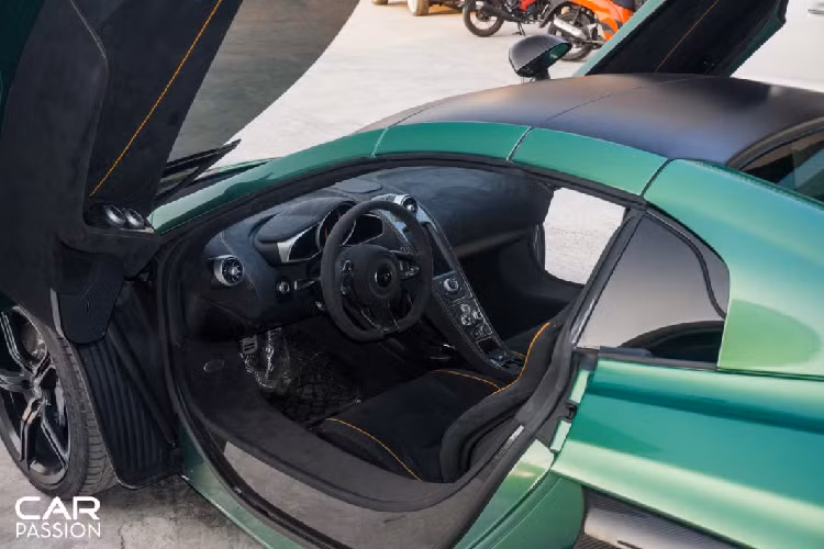 Nội thất tối giản giúp người lái có thể tập trung tối đa vào việc điều khiển sức mạnh 650 mã lực phía sau, vô-lăng ốp sợi carbon và bọc da Alcantara, ghế ngồi, táp-pi cửa, bảng táp-lô và trần xe được bọc da Alcantara cùng chỉ khâu cam nổi bật. Bảng điều khiển trung tâm cũng được ốp carbon với các nút điều chỉnh chế độ lái và một số chức năng vận hành khác, màn hình giải trí cỡ nhỏ, cụm đồng hồ chính với đồng hồ analog hiển thị vòng tua máy và tốc độ di chuyển cùng hai màn hình điện tử hai bên hiển thị thông số vận hành.