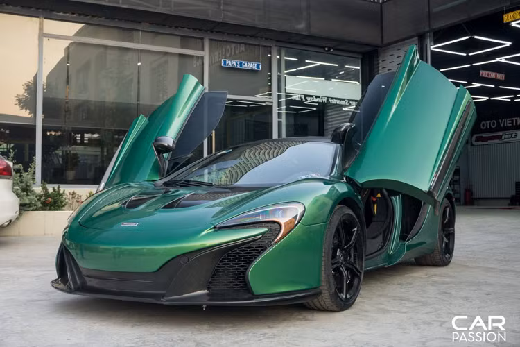 Đối tác của thương hiệu DipYourCar tại Việt Nam là một garage tọa lạc ở quận 7, TP HCM. Mới đây nhất garage này đã vừa hoàn thành dự án đổi màu ngoại thất từ lớp sơn trắng ngọc trai sang màu xanh lá cây bắt mắt hơn cho siêu xe McLaren 650S Spider. Ưu điểm của việc sơn lột chính là việc lớp sơn đặc biệt này có khả năng bóc ra một cách dễ dàng, không làm mất đi lớp sơn “zin”, tương tự việc dán decal.