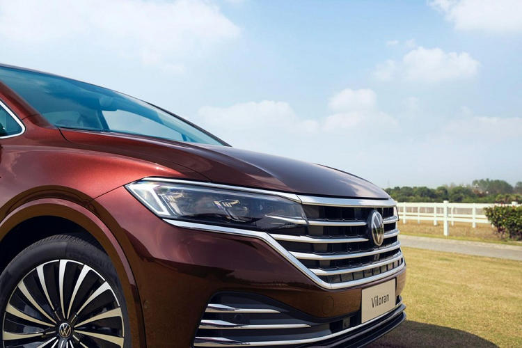 Tuy là xe MPV nhưng Volkswagen Viloran 2020 lại sở hữu thiết kế hốc bánh như xe SUV. Ngoài ra, trên sườn còn có đường dập gân nổi bật và cửa trượt tiện lợi.
