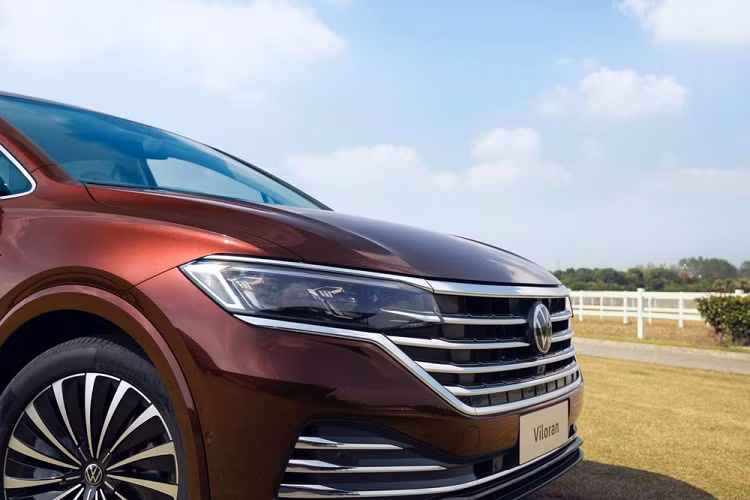 Tuy là xe MPV nhưng Volkswagen Viloran 2020 lại sở hữu thiết kế hốc bánh như xe SUV. Ngoài ra, trên sườn còn có đường dập gân nổi bật và cửa trượt tiện lợi.