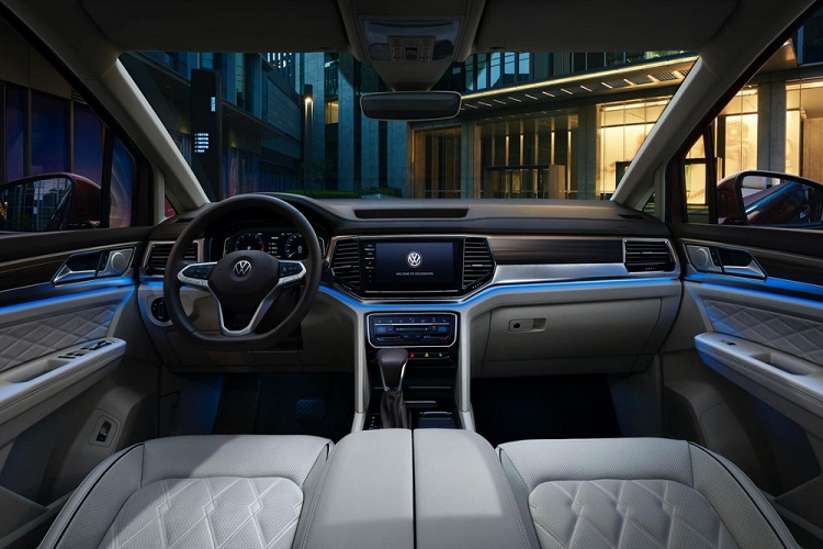 Theo đó, mẫu MPV hạng sang Volkswagen Viloran 2020 sở hữu chiều dài 5.346 mm, rộng 1.976 mm, cao 1.781 mm và chiều dài cơ sở 3.180 mm. Kích thước này cho phép mẫu MPV doanh nhân mang đến nội thất 7 chỗ ngồi rộng rãi. Trong đó, hàng ở giữa chỉ có 2 ghế thương gia sang trọng, nằm tách riêng với nhau.