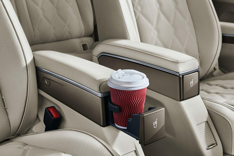 Chưa hết, mẫu MPV hạng sang sản xuất tại Trung Quốc này còn có ghế bọc da với đầy đủ tính năng sưởi, làm mát và mát-xa cho mọi ghế.