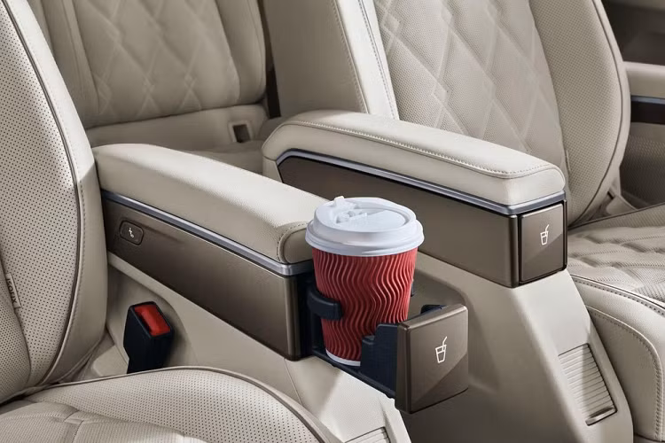 Chưa hết, mẫu MPV hạng sang sản xuất tại Trung Quốc này còn có ghế bọc da với đầy đủ tính năng sưởi, làm mát và mát-xa cho mọi ghế.