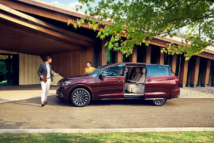 Hiện liên doanh SAIC Volkswagen đã bắt đầu nhận cọc dành cho mẫu MPV doanh nhân này tại thị trường Trung Quốc. Dự kiến, xe sẽ được tung ra thị trường vào tháng 5 tới, giá xe Volkswagen Viloran 2020 khởi điểm 350.000 Nhân dân tệ (khoảng 49.500 USD hay 1,16 tỷ đồng). Như vậy, xe sẽ rẻ hơn rất nhiều so với đối thủ Lexus LM vốn có giá từ 1,166 - 1,466 triệu Nhân dân tệ (khoảng 3,9 - 4,9 tỷ đồng) tại Trung Quốc.