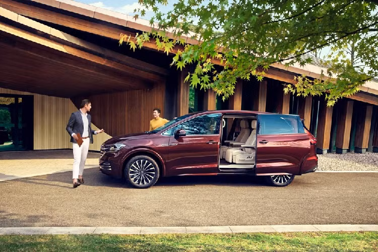 Hiện liên doanh SAIC Volkswagen đã bắt đầu nhận cọc dành cho mẫu MPV doanh nhân này tại thị trường Trung Quốc. Dự kiến, xe sẽ được tung ra thị trường vào tháng 5 tới, giá xe Volkswagen Viloran 2020 khởi điểm 350.000 Nhân dân tệ (khoảng 49.500 USD hay 1,16 tỷ đồng). Như vậy, xe sẽ rẻ hơn rất nhiều so với đối thủ Lexus LM vốn có giá từ 1,166 - 1,466 triệu Nhân dân tệ (khoảng 3,9 - 4,9 tỷ đồng) tại Trung Quốc.