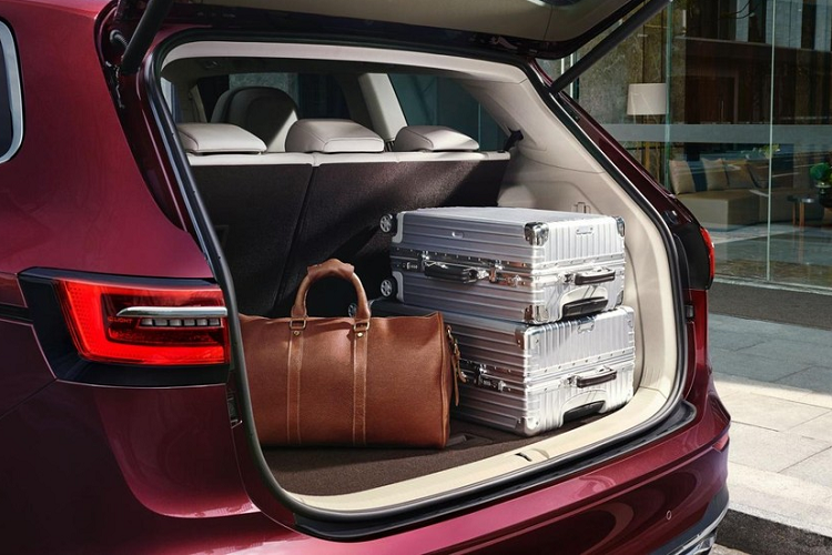 Đằng sau, Volkswagen Viloran 2020 được trang bị cụm đèn hậu giống Golf thế hệ mới nhất. Nối giữa cụm đèn hậu là đường mạ crôm, đi kèm cả logo Volkswagen.