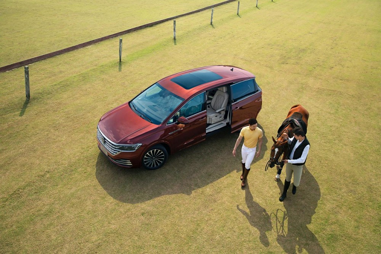 ... và cửa sổ trời toàn cảnh Paronama cũng là những điểm nhấn trong nội thất của Volkswagen Viloran 2020. Bên ngoài, Volkswagen Viloran 2020 sở hữu lưới tản nhiệt trước cỡ lớn với nhiều nan mạ crôm nằm ngang, nối liền với cụm đèn pha. Trên hốc gió trước cũng có những nan mạ crôm nằm ngang sáng bóng khiến phần đầu xe trông như rộng hơn.