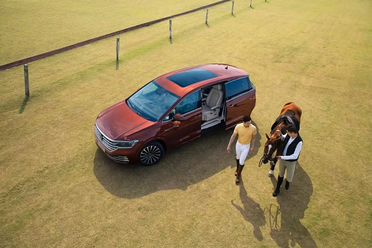 ... và cửa sổ trời toàn cảnh Paronama cũng là những điểm nhấn trong nội thất của Volkswagen Viloran 2020. Bên ngoài, Volkswagen Viloran 2020 sở hữu lưới tản nhiệt trước cỡ lớn với nhiều nan mạ crôm nằm ngang, nối liền với cụm đèn pha. Trên hốc gió trước cũng có những nan mạ crôm nằm ngang sáng bóng khiến phần đầu xe trông như rộng hơn.