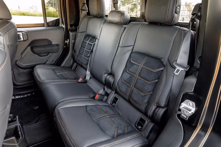 Nếu chi thêm tiền, khách hàng có thể trang bị gói nội thất bọc da Nappa sang trọng cho xe. Gói này sẽ bao gồm ghế bọc da cao cấp và trần bọc da lộn. Nguồn cung cấp sức mạnh cho Rezvani Hercules 6×6 là 4 loại động cơ khác nhau cho khách hàng chọn lựa. Đầu tiên là động cơ xăng Pentastar V6, dung tích 3,6 lít khá quen thuộc, vốn hay được dùng cho xe Jeep. Động cơ này sản sinh công suất tối đa 285 mã lực và mô-men xoắn cực đại 353 Nm.