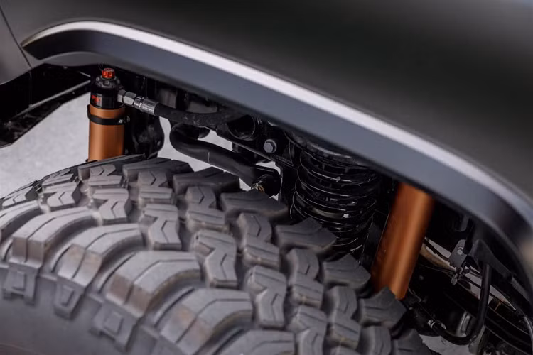 Tại thị trường Mỹ, giá xe Rezvani Hercules 6×6 được bán với mức khởi điểm 225.000 USD (5,17 tỷ đồng) cho bản thường và 325.000 USD (7,4 tỷ đồng) cho bản Military Edition.