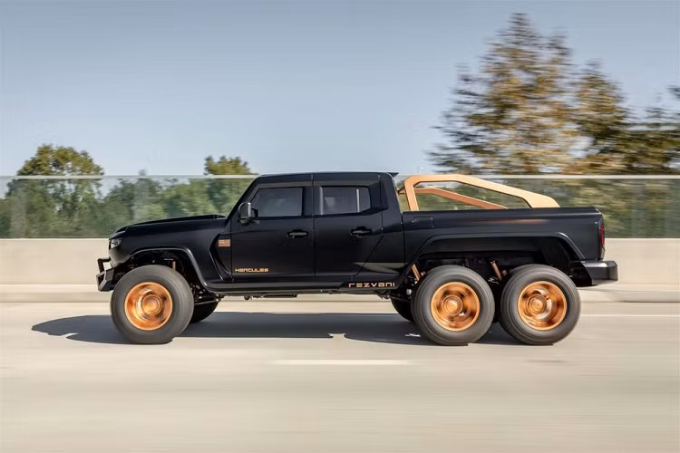 3 động cơ yếu hơn đi với hộp số tự động 8 cấp hoặc hộp số sàn 6 cấp. Riêng động cơ V8, dung tích 7.0 lít sẽ chỉ đi với hộp số tự động 8 cấp lấy từ xe bán tải cỡ lớn Ram 1500 TRX. Dù dùng động cơ nào thì Rezvani Hercules 6×6 vẫn đi với hệ dẫn động 6 bánh, có thể chuyển đổi giữa các chế độ 6x2, 6x4 và 6x6. Chưa hết, "vua bán tải" tự xưng này còn được trang bị hệ thống treo xe đua Fox và trục Dana 60.