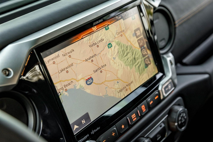 Những điểm nhấn khác của Rezvani Hercules 6×6 bao gồm bộ vành cỡ lớn, nằm trong lốp off-road 37 inch đồ sộ. Trong khi ngoại thất khá thú vị thì nội thất của Rezvani Hercules 6×6 lại không khác biệt nhiều so với Jeep Gladiator. Bước vào bên trong mẫu xe bán tải 6 bánh này, người lái sẽ thấy hệ thống thông tin giải trí Alpine với màn hình 9 inch, hỗ trợ Apple CarPlay.