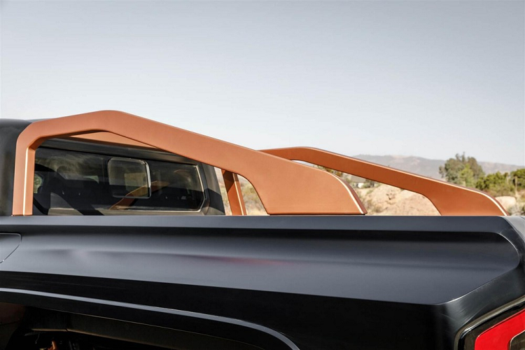 Được nhà sản xuất gọi là "vua của phân khúc bán tải", Rezvani Hercules 6×6 2021 mới có vẻ như được phát triển dựa trên Jeep Gladiator. Tuy nhiên, mẫu xe này chẳng khác nào phiên bản bán tải của Rezvani Tank với phần thùng dài 2.348 mm và thêm 4 bánh sau.