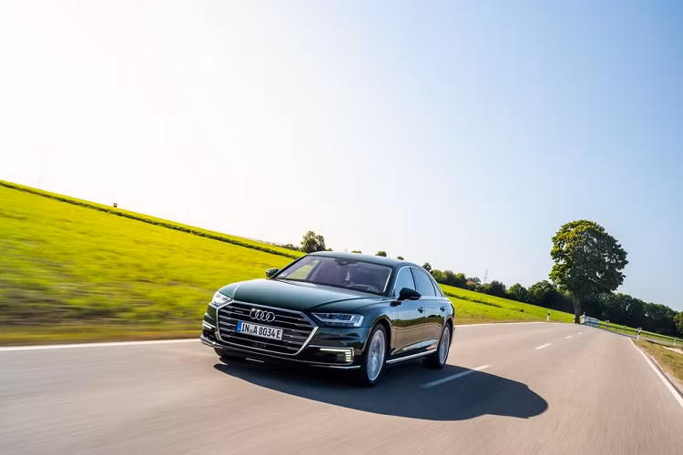 Về chi tiết, mẫu xe Audi A8 plug-in hybrid sử dụng động cơ V6 3.0 lít tăng áp, một bộ pin lithium-ion 14,1 kWh và động cơ điện được tích hợp vào bộ chuyển đổi mô-men xoắn của hộp số tự động 8 cấp.