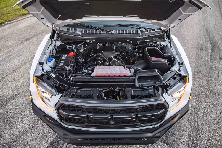 Để phù hợp với mức công suất mới này, Hennessey cũng nâng cấp Ford F-150 Raptor ở ngoại hình với cản trước và sau được sửa đổi thể thao hơn, bánh xe hợp kim 20 inch với lốp BFgoodrich 37 inch và một thanh đèn LED lớn trên nóc.