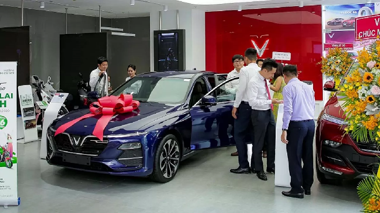 Xe oto nhap va lap rap “dua” phi truoc ba toi 100% de hut khach