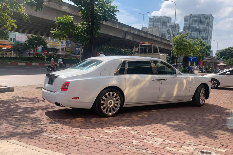 Để phân biệt chiếc xe siêu sang Rolls-Royce Phantom Tranquillity thứ 2 về Việt Nam so với chiếc Rolls-Royce Phantom Tranquillity đang ở Thanh Hoá phải kể đến chi tiết đèn phản quang của 2 xe có cách phối màu khác nhau. Trong khi chi tiết này trên Rolls-Royce Phantom Tranquillity đầu tiên về Việt Nam là màu trắng thì trên chiếc Rolls-Royce Phantom Tranquillity lại có màu cam của thị trường Mỹ.