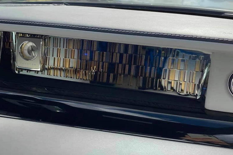 Chưa hết, bảng điều khiển trung tâm của chiếc xe siêu sang Rolls-Royce Phantom Tranquillity được làm từ nhiều vật liệu đặc biệt như thép không gỉ, vàng 24k và hợp kim nhôm dùng trong không gian vũ trụ.