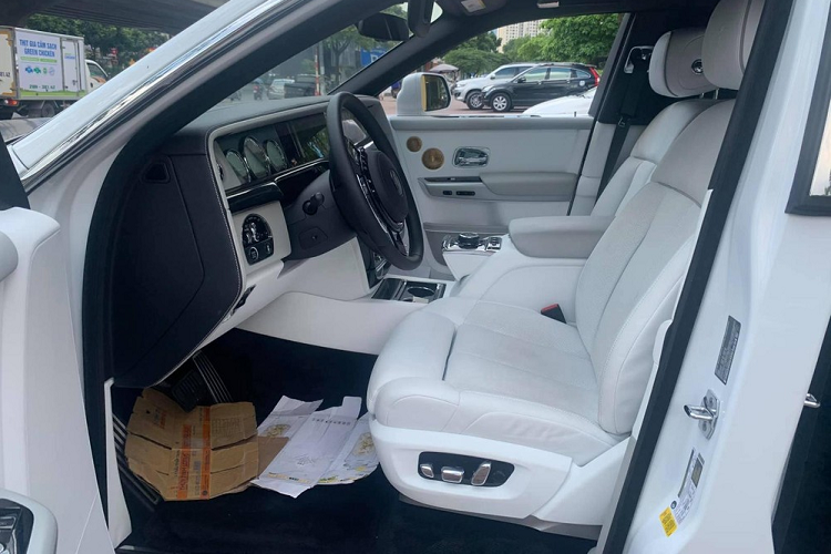 Bên trong khoang lái của chiếc xe siêu sang Rolls-Royce Phantom Tranquillity mới về Việt Nam có chất liệu da Arctic White và Selby Grey kết hợp với nhau khá ấn tượng.