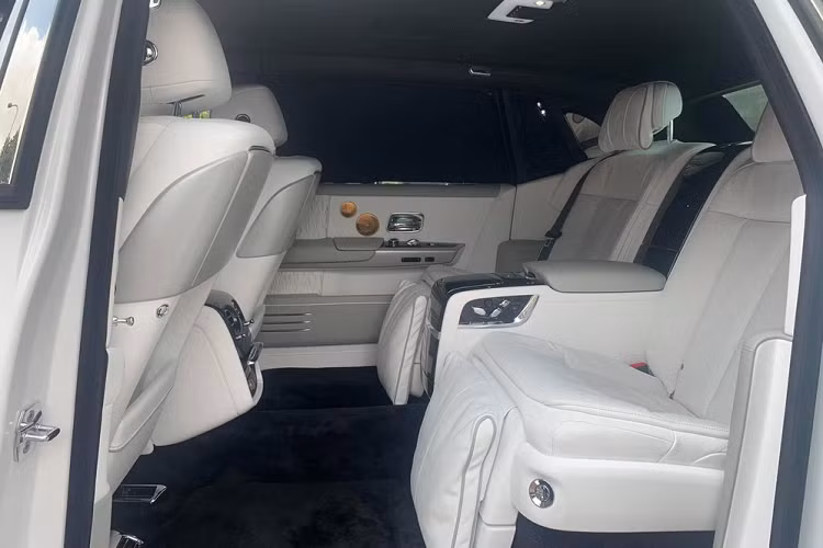 Sức mạnh được truyền tới bánh thông qua hộp số tự động 8 cấp với công nghệ "hỗ trợ vệ tinh" khi sang số, nhờ đó, Rolls-Royce Phantom Tranquillity thứ 2 về Việt Nam có thể tăng tốc từ vị trí xuất phát lên 100 km/h chỉ trong thời gian 5,3 giây, nhanh hơn 0,4 giây so với thế hệ cũ.