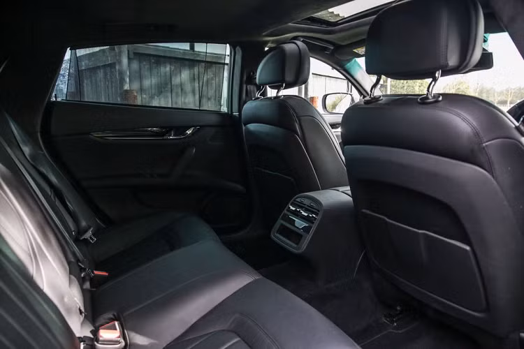 Đầu tiên, quá trình chuyển đổi này bắt đầu với việc cắt bỏ ¼ khoang sau và hầu hết tấm trần của chiếc sedan nước Ý. Bên cạnh đó, phần thân xe cũng được tái thiết kế và chế tạo với một khuôn hình mượt mà, liền mạch và dường như không có dấu vết của sự cắt gọt.