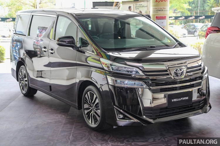 Hệ thống thông tin giải trí của Toyota Alphard và Vellfire 2020 cũng đã được nâng cấp. Cụ thể, hệ thống AVX 9 inch mới với kết nối Apple CarPlay và Android Auto sẽ thay thế hệ thống điều hướng DVD-AVN 7 inch trước đây. Bản cập nhật cũng giới thiệu máy quay video kỹ thuật số phía trước và phía sau. Không có thay đổi nào đối với hệ thống truyền động.