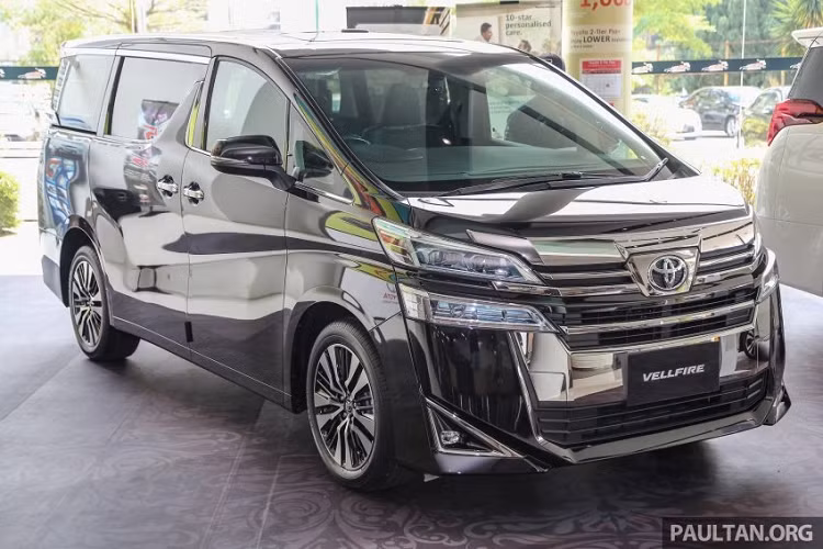 Hệ thống thông tin giải trí của Toyota Alphard và Vellfire 2020 cũng đã được nâng cấp. Cụ thể, hệ thống AVX 9 inch mới với kết nối Apple CarPlay và Android Auto sẽ thay thế hệ thống điều hướng DVD-AVN 7 inch trước đây. Bản cập nhật cũng giới thiệu máy quay video kỹ thuật số phía trước và phía sau. Không có thay đổi nào đối với hệ thống truyền động.