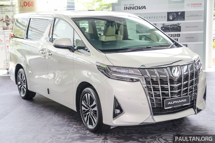 Giá xe Toyota Alphard 2020 từ 465.000 RM (2,6 tỷ đồng) cho biến thể 3.5 tiêu chuẩn, cũng cao hơn khoảng 120 triệu đồng so với hiện tại. Một điểm đáng lưu ý là biến thể 3.5 Executive Lounge ban đầu được bán ở thị trường Malaysia nhưng đã bị loại bỏ và giờ đã quay trở lại.