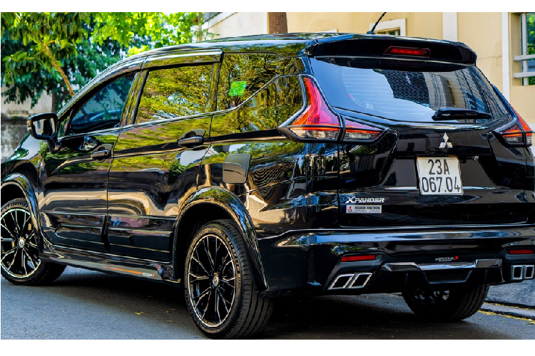 Bản độ còn có thêm cặp đèn LED định vị đặt ở hai bên cản trước. Cản sau nổi bật với 4 đầu ra ống xả.