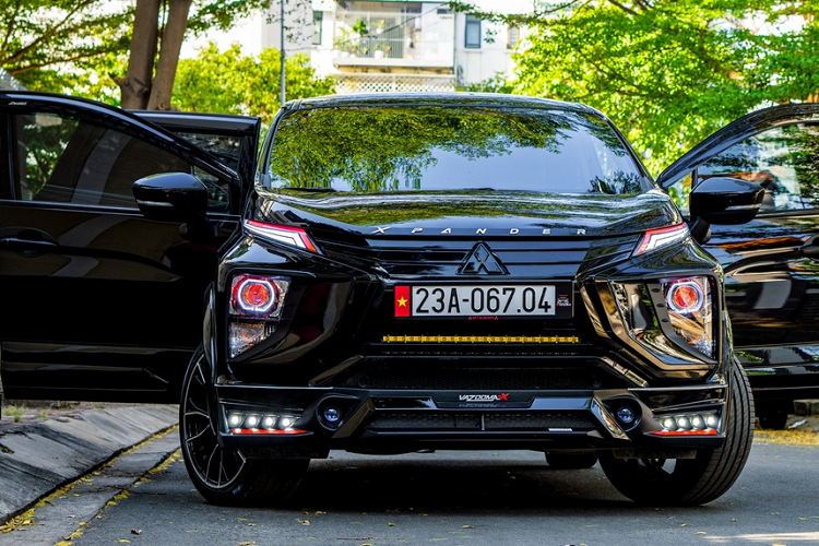 Động cơ kết hợp với hộp số tự động 4 cấp và hệ dẫn động cầu trước. Bản độ cũng được dán kính, cách âm 4 cửa, nâng cấp độ ngả ghế. Công tắc đèn được tích hợp trên vô lăng. Theo đơn vị thực hiện bản độ, tổng chi phí để "lột xác" chiếc Xpander là gần 80 triệu đồng.