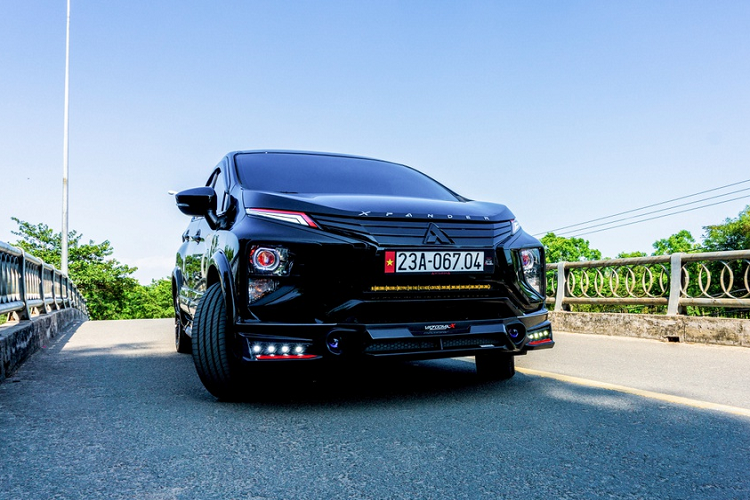 Bên cạnh đó, chiếc Xpander còn gắn viền đen ở đèn pha, đèn hậu, tay nắm cửa và nắp bình xăng. Lưới tản nhiệt cũng được sơn đen tăng tính thể thao và đồng bộ với màu ngoại thất. 