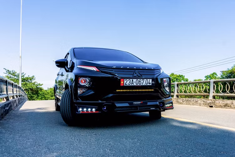 Bên cạnh đó, chiếc Xpander còn gắn viền đen ở đèn pha, đèn hậu, tay nắm cửa và nắp bình xăng. Lưới tản nhiệt cũng được sơn đen tăng tính thể thao và đồng bộ với màu ngoại thất. 