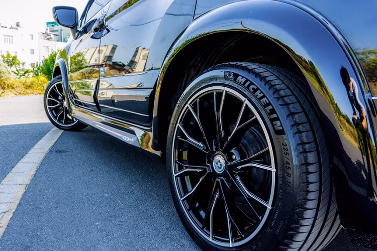 Nhằm tạo vẻ ngoài hầm hố hơn, xưởng độ đã thay bộ mâm mới có kích thước 18 inch, trong khi xe có mâm nguyên bản 16 inch. Vòm bánh xe cũng được mở rộng.