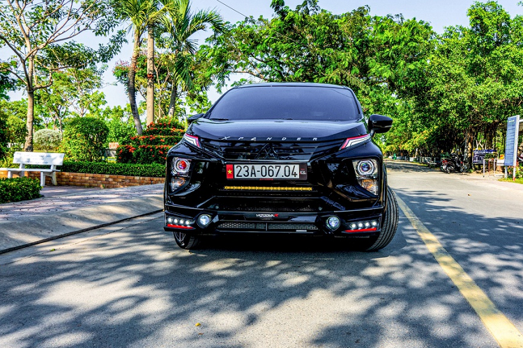 Hệ thống đèn pha cũng đã được nâng cấp. Đèn định vị LED được thay bằng màu đỏ trắng. Đèn pha dạng bi-xenon đỏ thay cho bóng halogen nguyên bản.